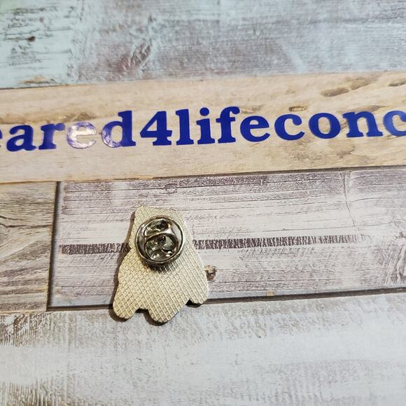 Panda Bear Enamel Pin WWF Collectors Pin NEW - Picture 3 of 3